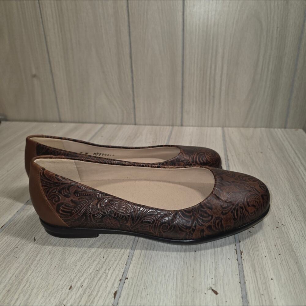SAS Scenic Brown Leather Flats Cowboy Floral Size 7 Comfort Shoes Preppy
